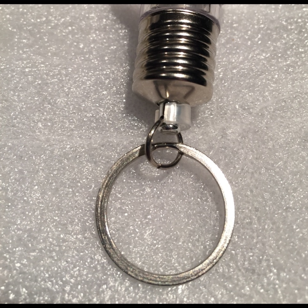 Lightbulb keychain - Picture 4 of 4