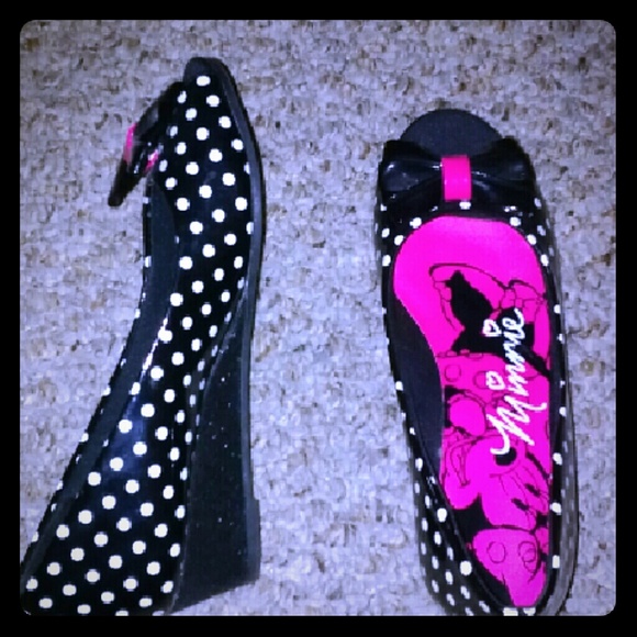 Adorable Minnie Mouse Shoes - Picture 1 of 4