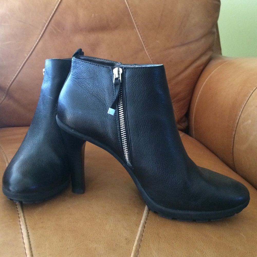 Short black boots
