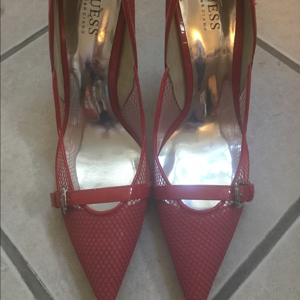 Brand new Geuss red pumps