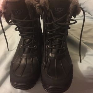 Ugg Adirondack boots! Black/Gray. Suede sides.