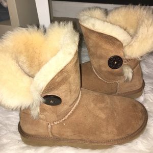 Bailey button uggs chestnut size 6!