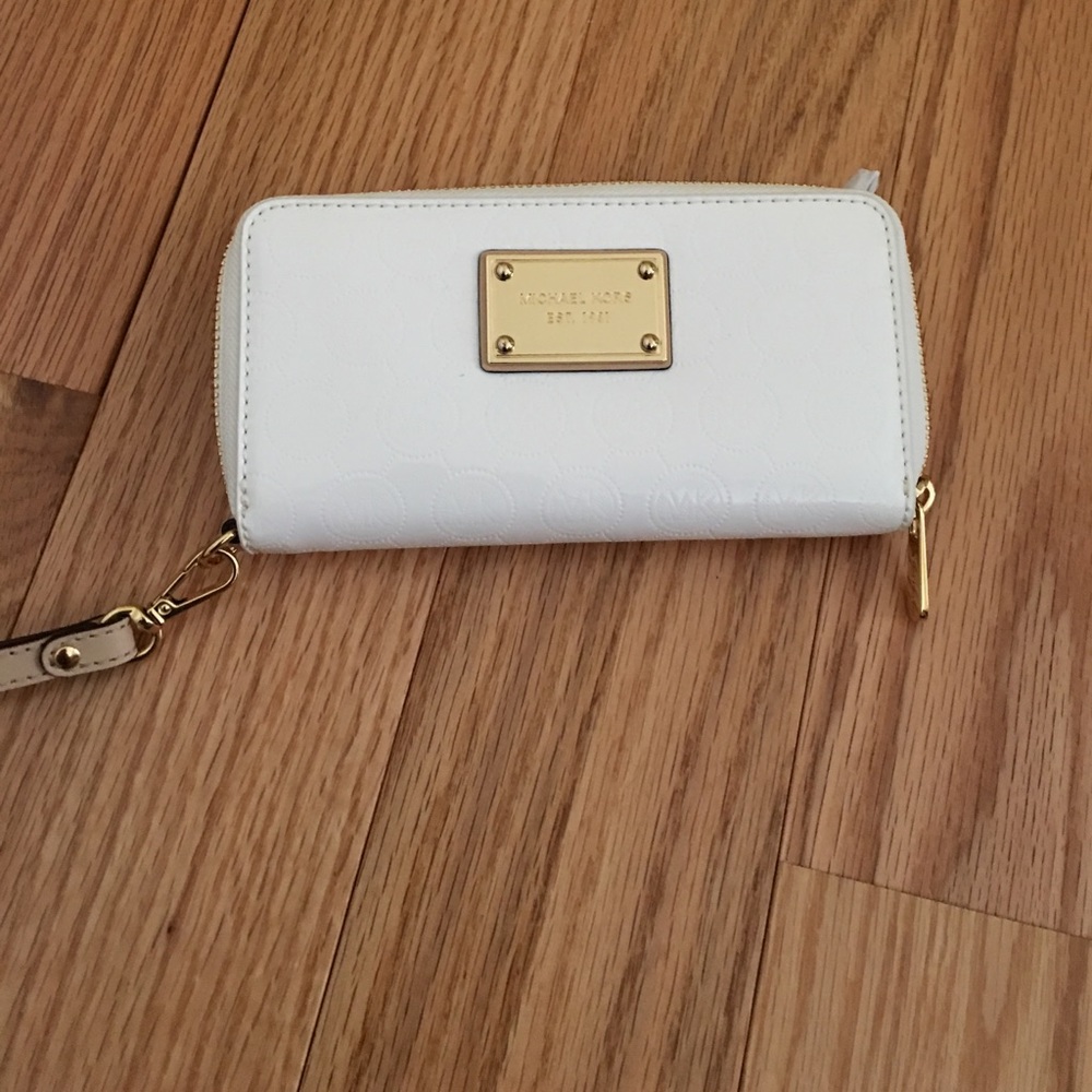 BRAND NEW with wrapping Michael Kors tech case