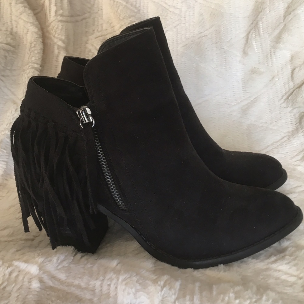 Like new fringe booties!
