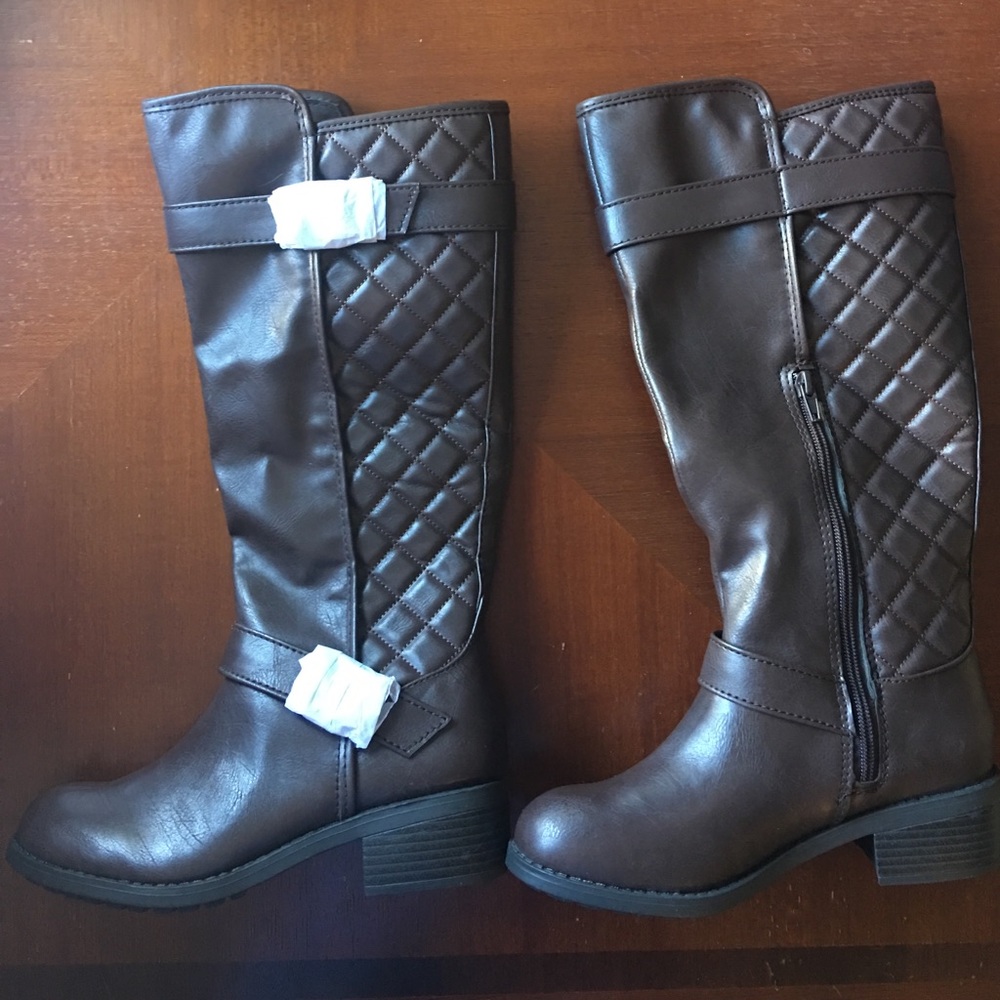 Brown boots. Size 6