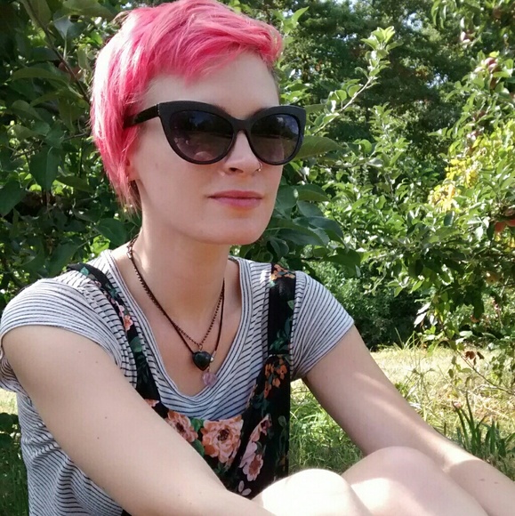 Meet your Posher, Crystal - Picture 4 of 4