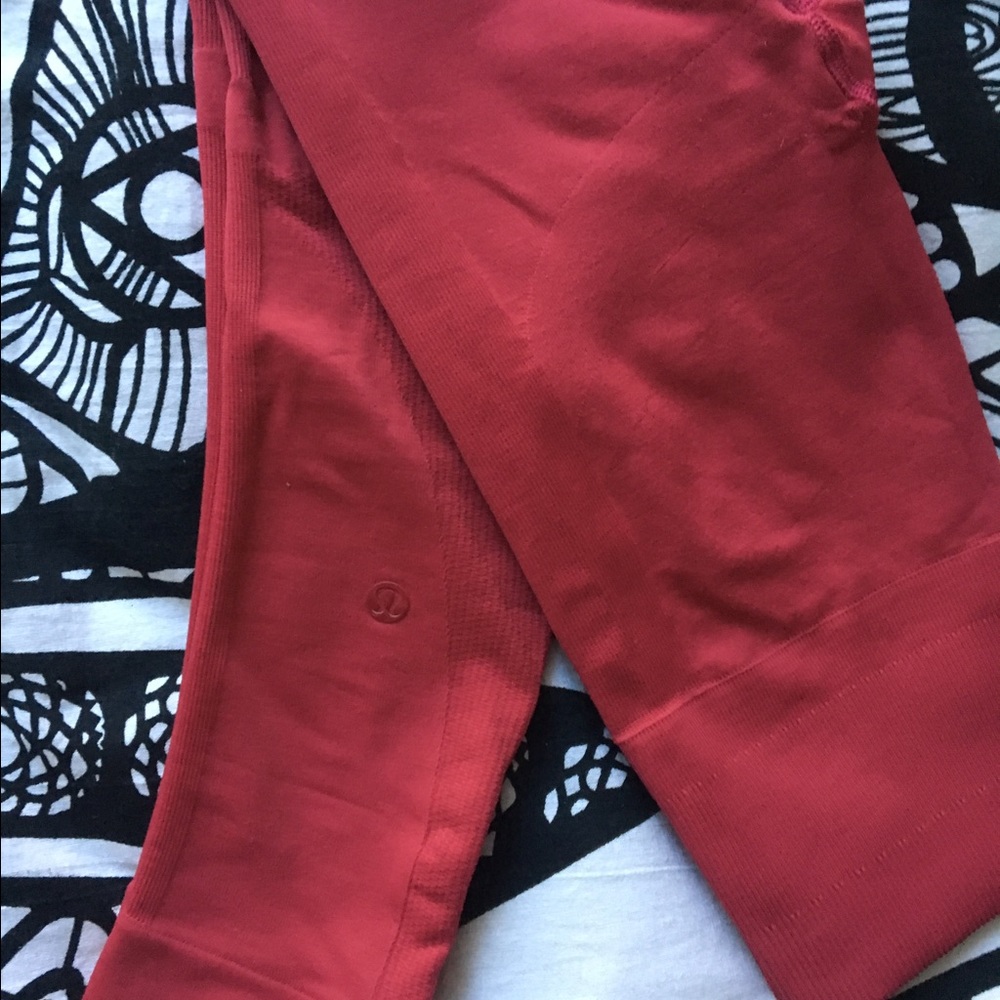 SOLD Lululemon zone in crops