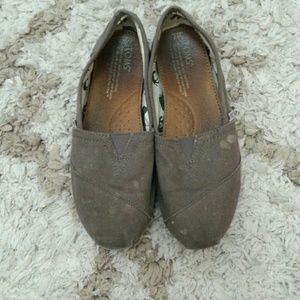 Grey Toms