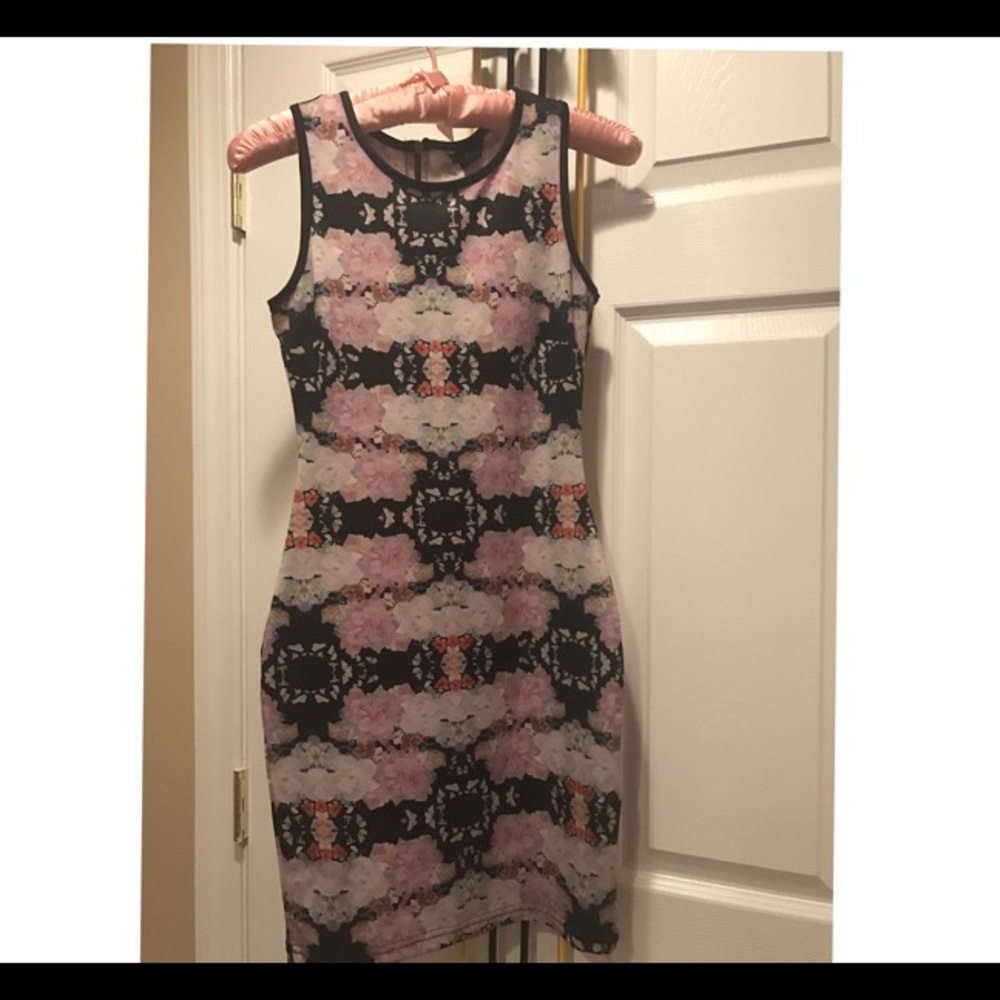 Dress with floral print. Mini length.