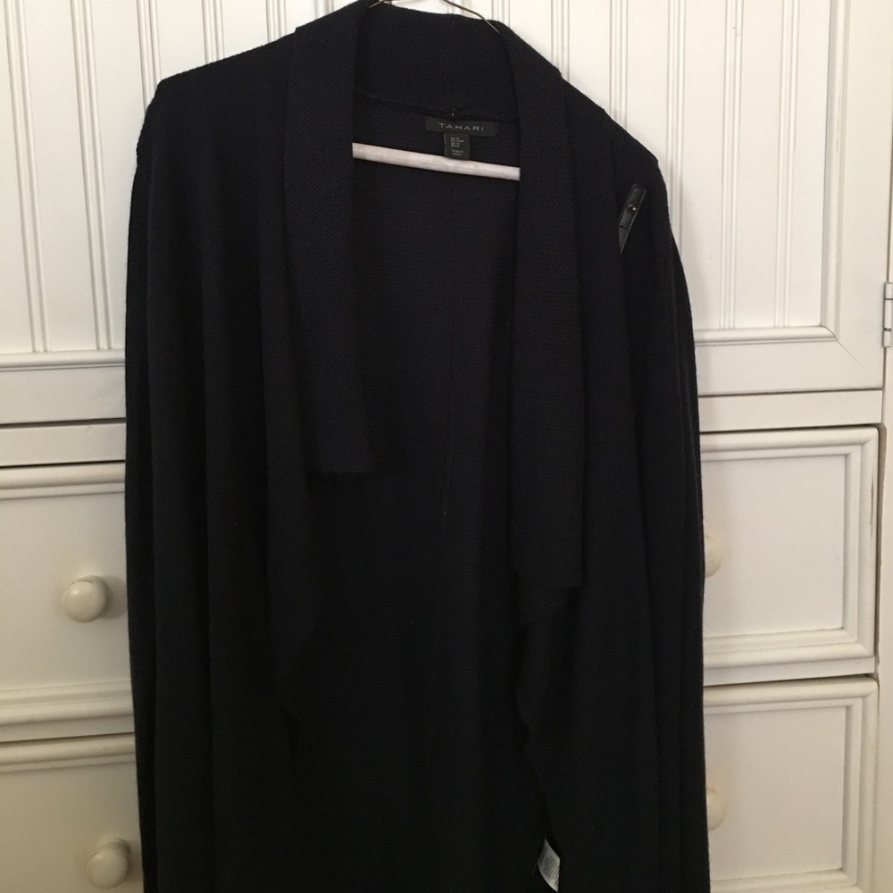 NEVER WORN! TAHARI sweater cape
