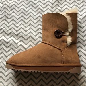 Women's Bailey Button Uggs size US 9/10