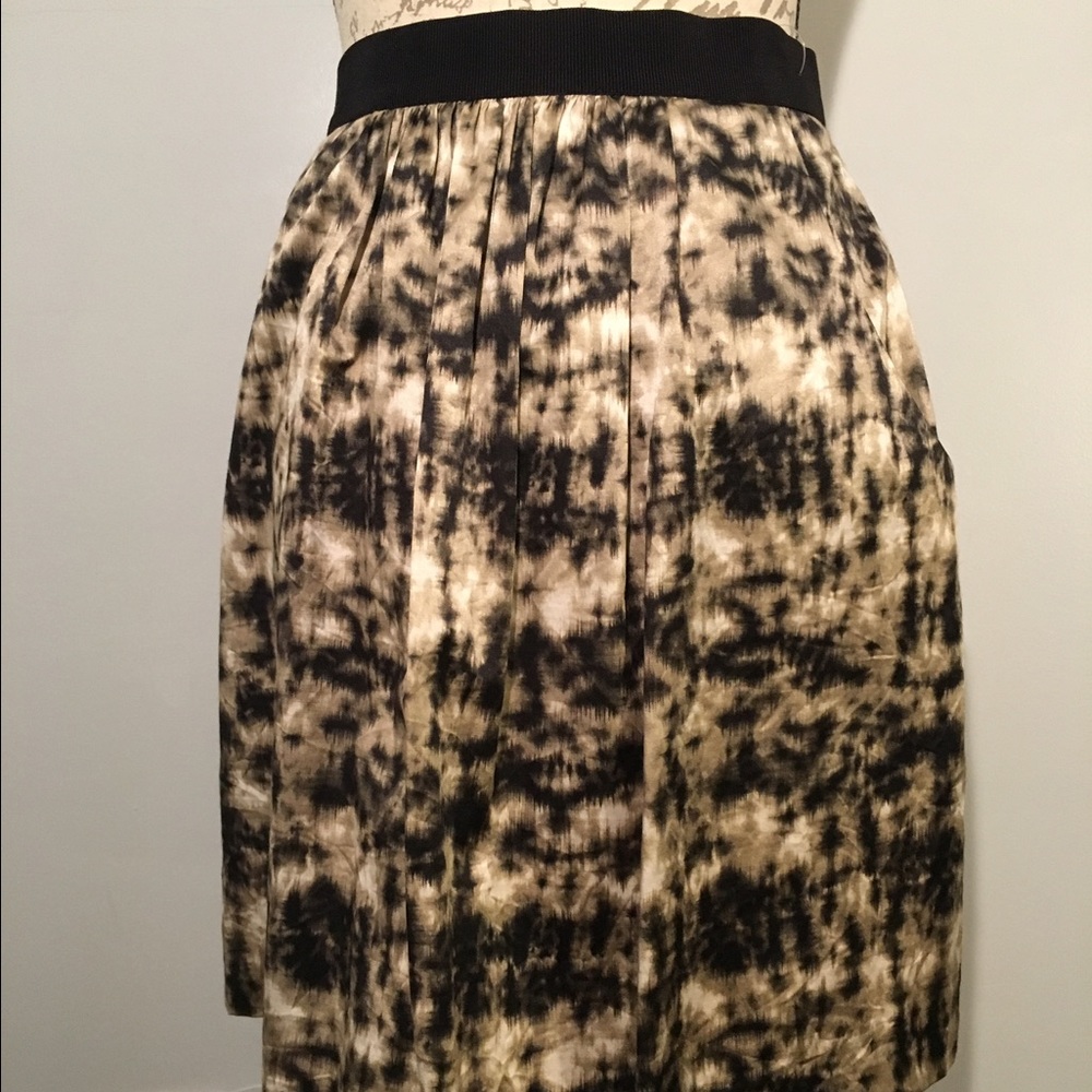 Ann Taylor black and gold print skirt size 0 small