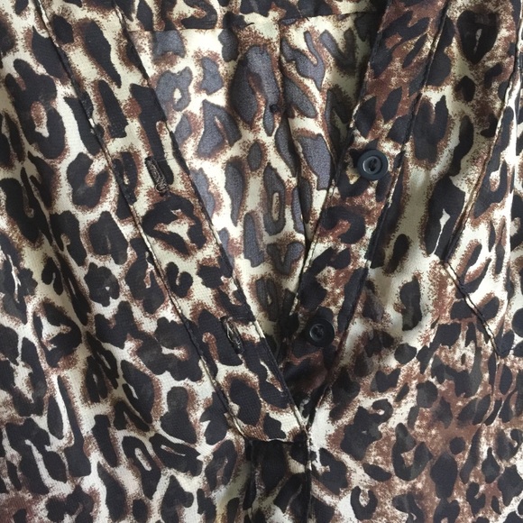 ✨Leaopard Print Top✨ - Picture 2 of 3