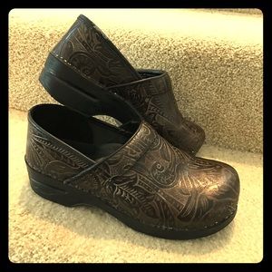 Dansko nursing clogs size 41. Brown/dark brown