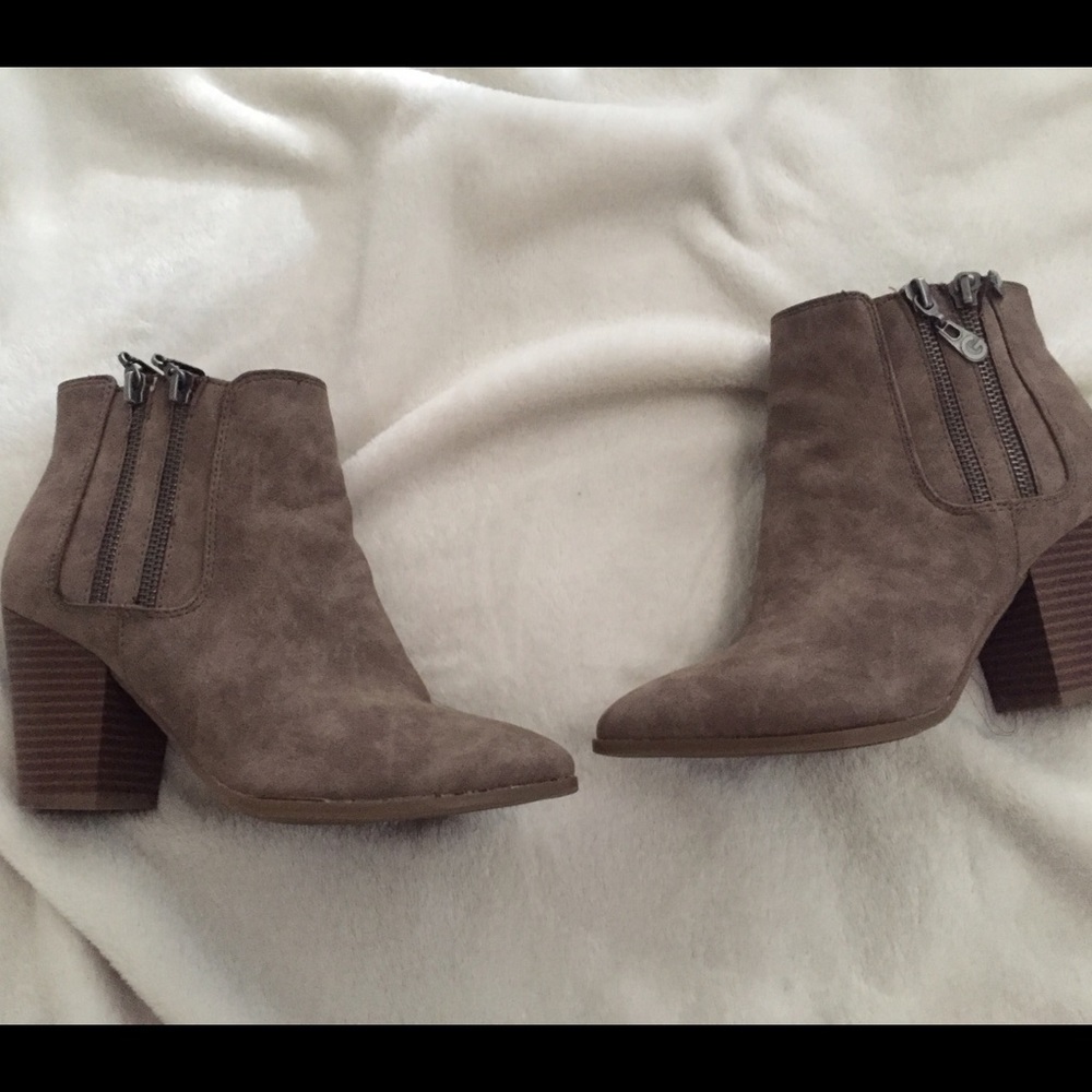 GUESS ankle high boots