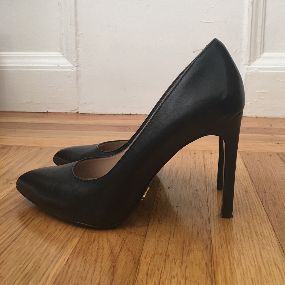 Pour la Victoire "Zoie" Pump