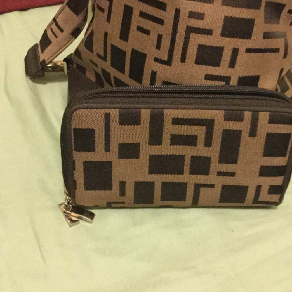 SALE Bucket bag with matching Wallet - Picture 2 of 4