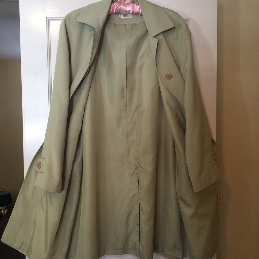 Subtle leaf-green, A-line topcoat. - Picture 2 of 4
