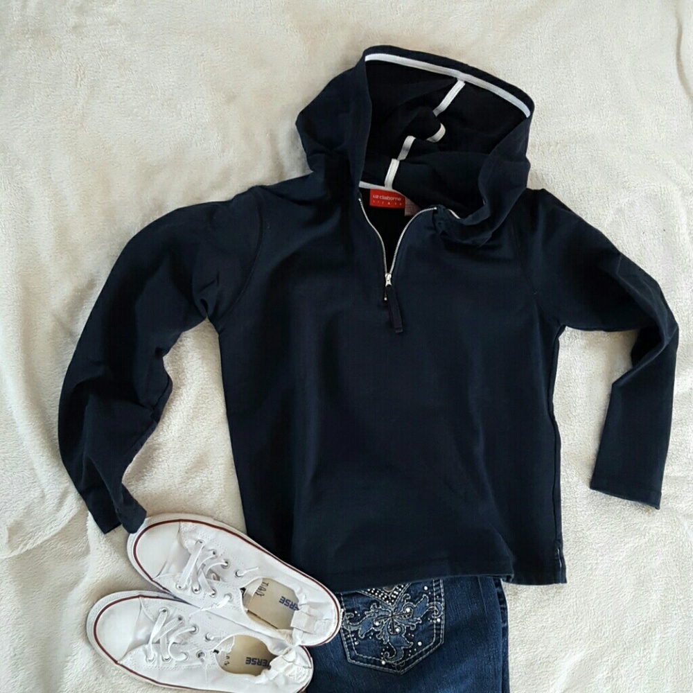 Navy long-sleeved hooded shirt