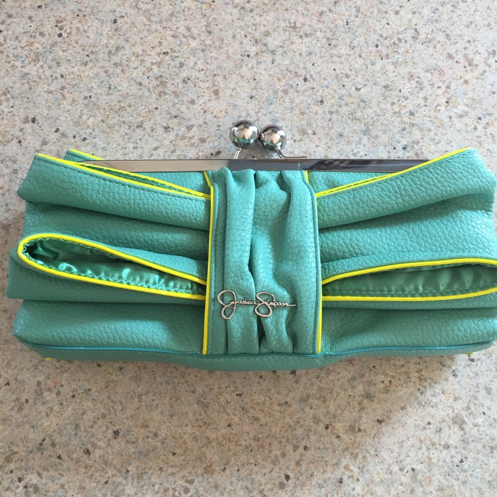 Bow design clutch