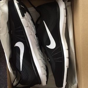 Size 8 women's Nike flex training sneakers