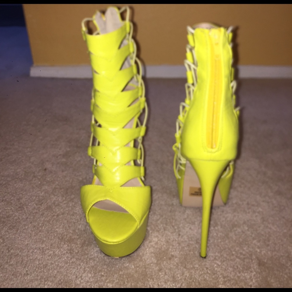 Platform cadged heels! 💚 Size 8.5 💚