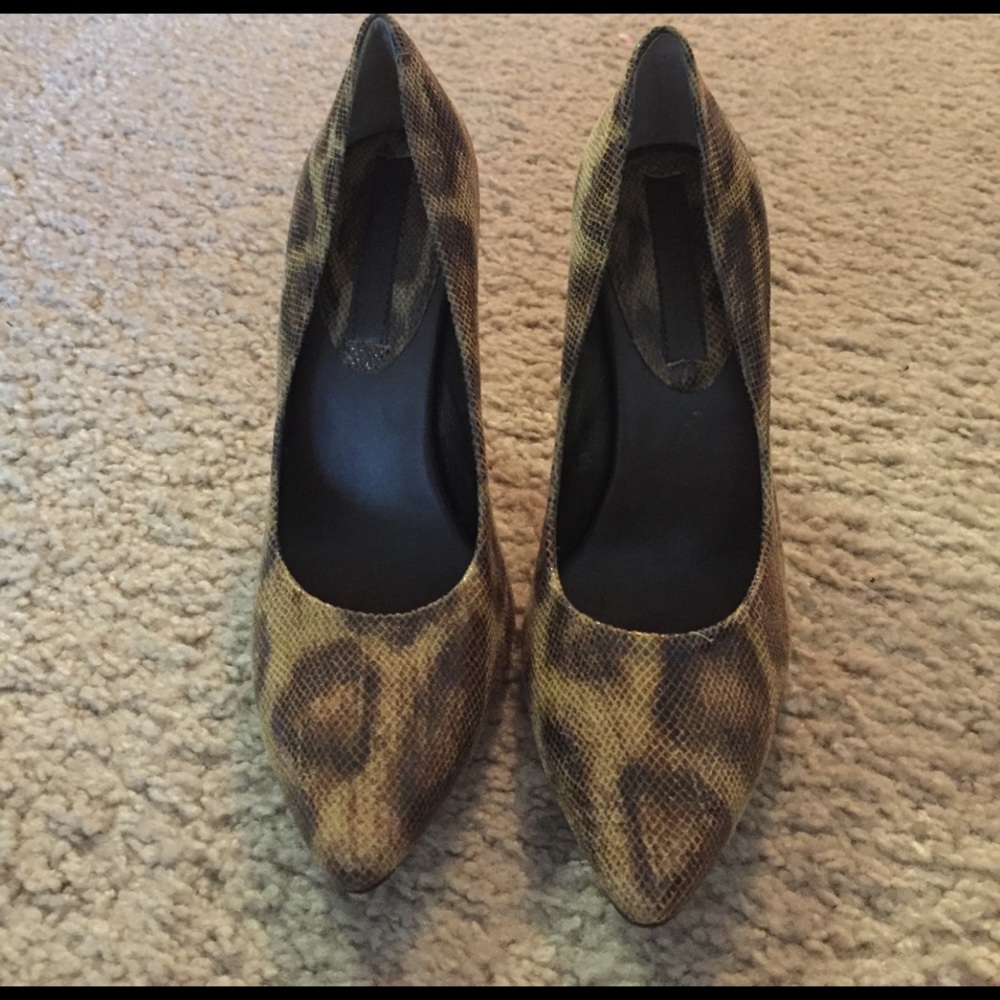 Brand new never worn Banana Republic heel