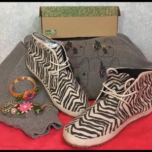 NEW Sanuk Zebra Booties