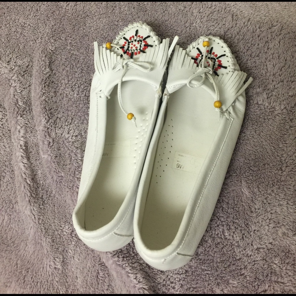 Fringe White Flats - Picture 3 of 4