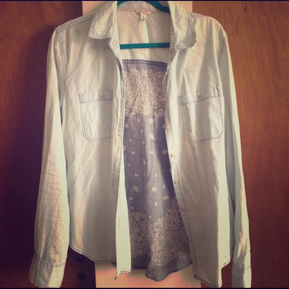 Aeropostale light wash button down-pattern on back