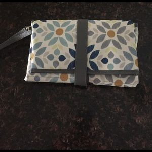 JJ Cole Changing Pad Clutch
