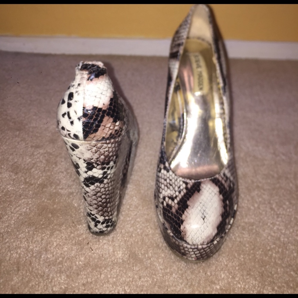 Faux snake skin wedge heels! 🖤 Size 8.5 🖤