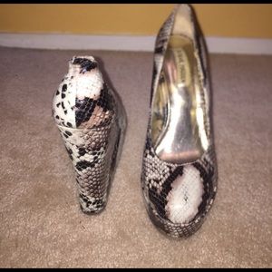 Faux snake skin wedge heels! 🖤 Size 8.5 🖤