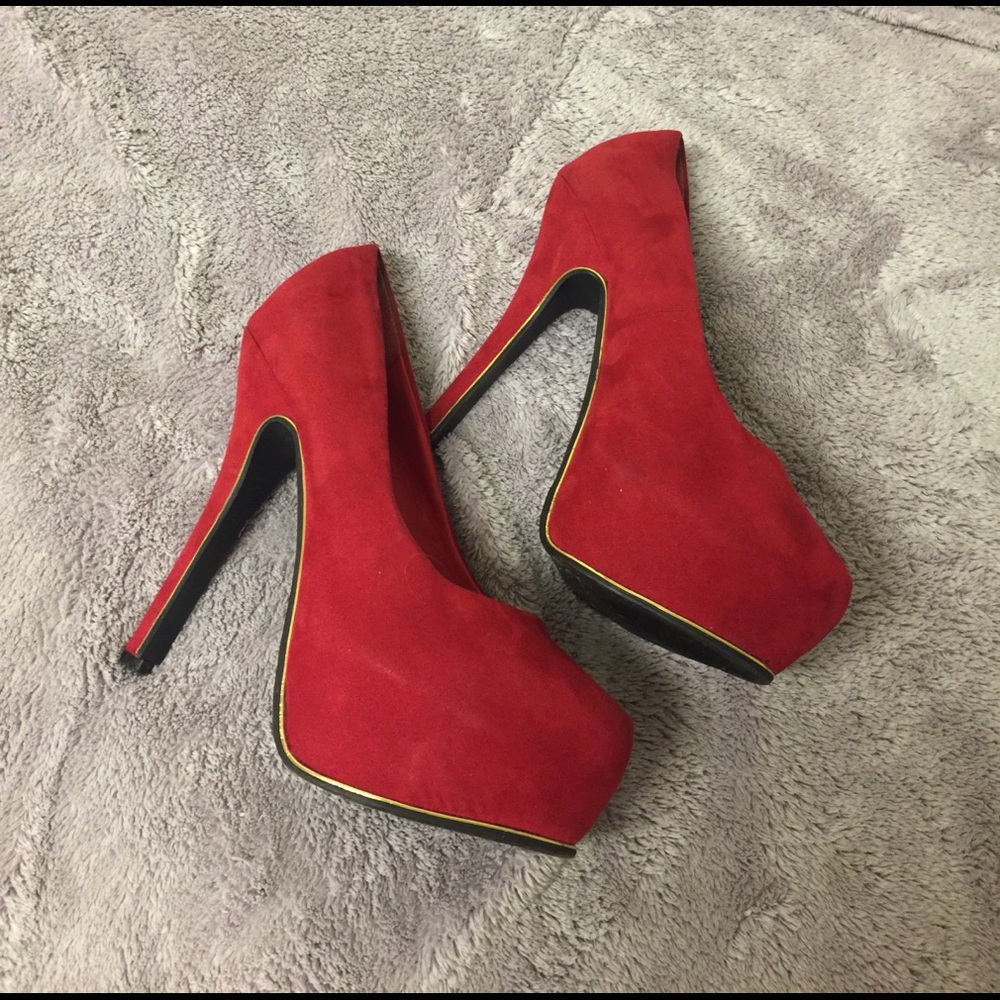 Red Pumps - Picture 4 of 4