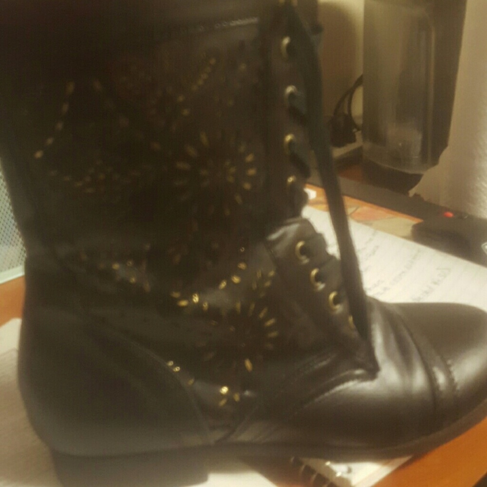 Combat boots with gold design