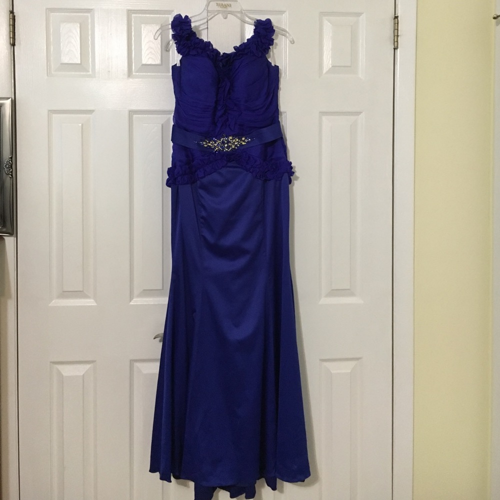 A very sexy and beautiful evening dress.
