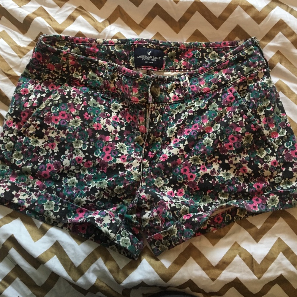American eagle floral multicolor Bermuda shorties