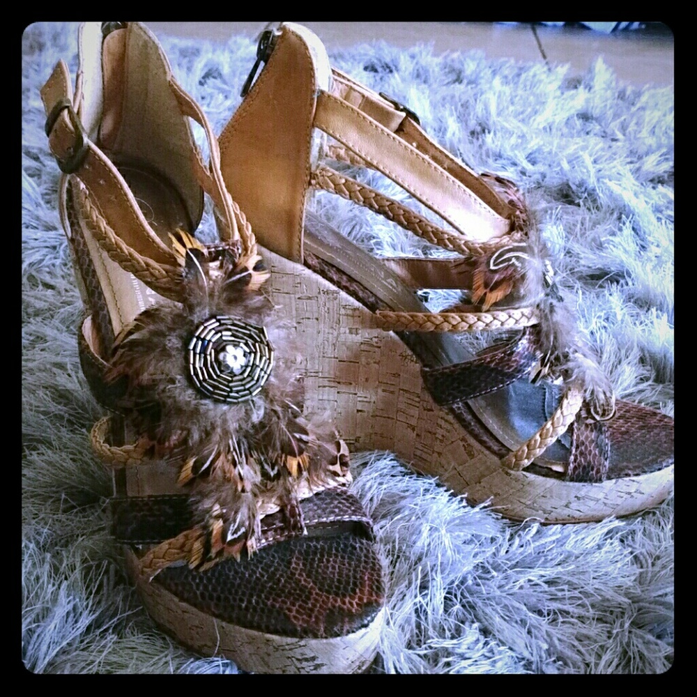 Feathery Diva DNA Wedges