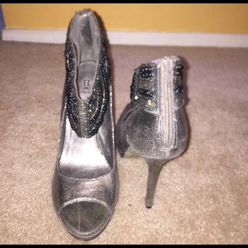 Peep toe embellished heels! 🖤 Size 8.5 🖤