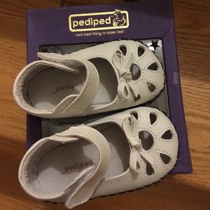 HP 🎉White pediped walking shoes