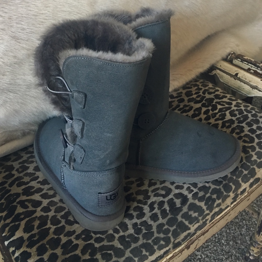 Girls size 6 triple button uggs