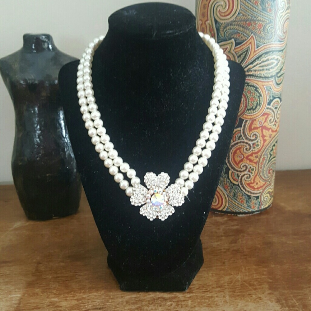 Flower diamond with pearl necklace.
