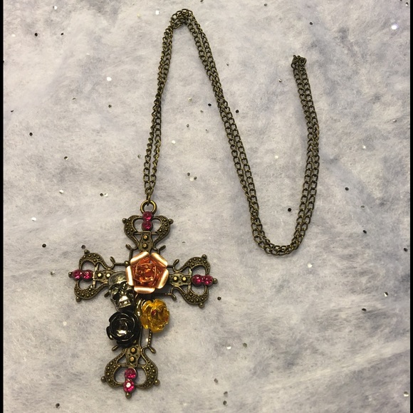 Cross Skull Roses Necklace - Picture 3 of 4