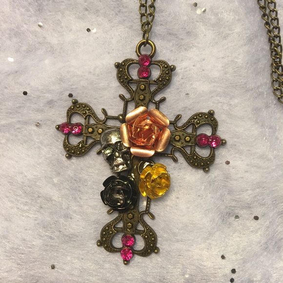 Cross Skull Roses Necklace - Picture 2 of 4