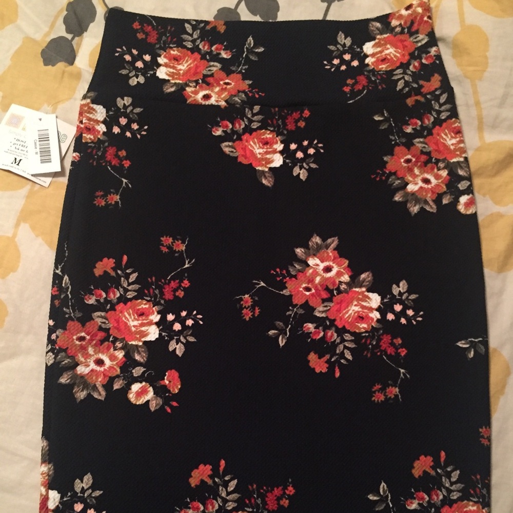 NWT luluaroe Navy Floral print Cassie Size M