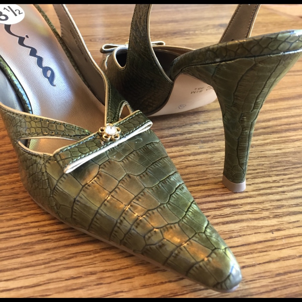 NEWNina heels beautiful chartreuse color.