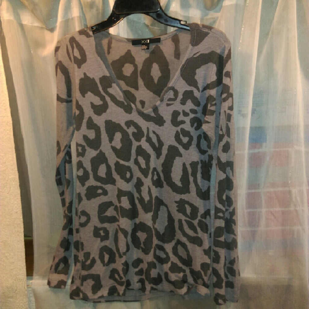 Used comfy stretchy animal print vneck sweater