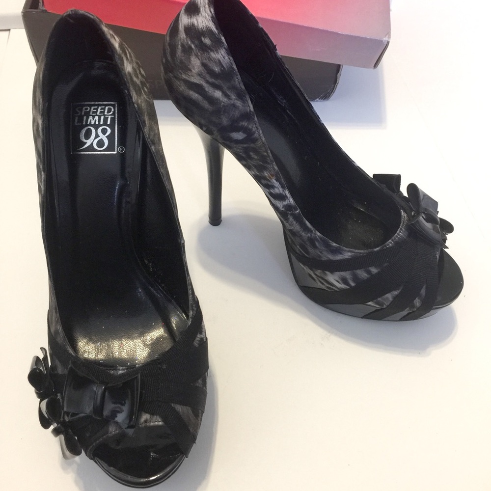 Speed Limit 98 gray leopard high heel