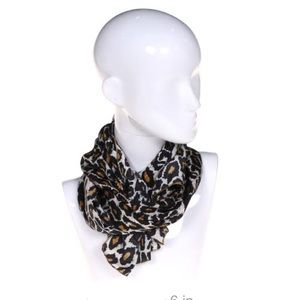 🎉HP🎉 Woman's animal print scarf. Cheetah