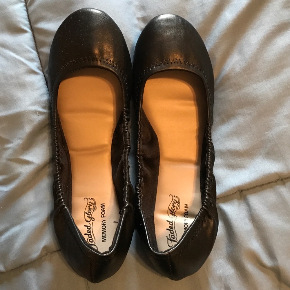 Black ballerina flats